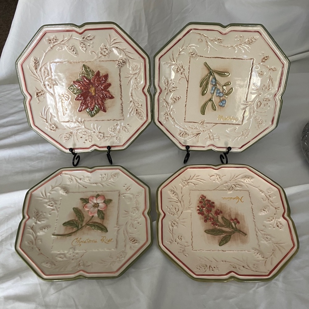 MWW Market ‘Embossed Christmas Flowers Plates Set of 4